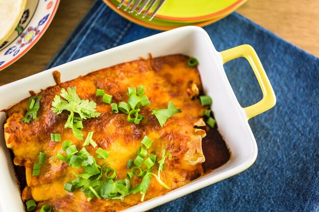 Enchiladas di pollo con formaggio cheddar e salsa.