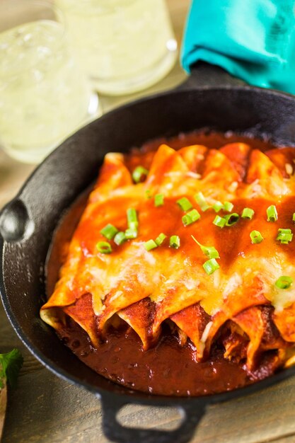 Enchiladas di pollo fatte in casa in padella in ghisa.