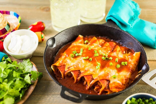 Enchiladas di pollo fatte in casa in padella in ghisa.