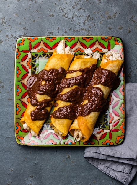 Enchiladas di pollo messicano tradizionale con salsa piccante al cioccolato