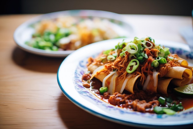 Enchilade soffocate in chili con carne e cipolle