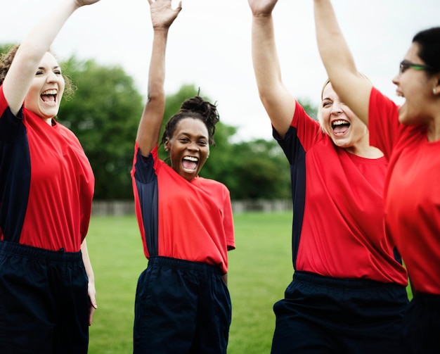 Energetici giocatori di rugby femminile festeggiano insieme