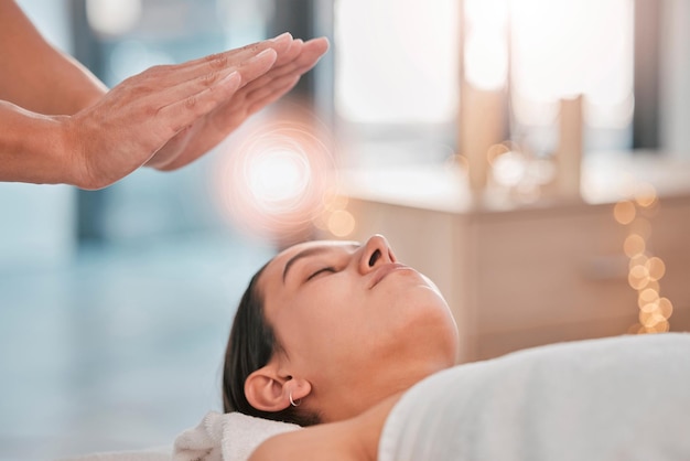 Energia e luce Reiki con la testa di donna nella spa per la guarigione spirituale della medicina alternativa o il massaggio tradizionale Rilassa il benessere e la pace con le mani dell'esperto sanitario per il trattamento olistico
