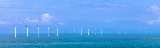 Energia rinnovabile impianto eolico e turbine eoliche lungo la costa del mare della Danimarca vicino a Copenaghen