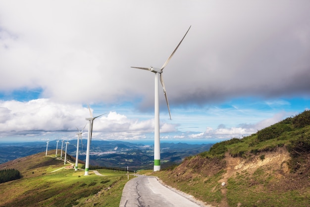 Energia rinnovabile. Turbine eoliche, parco eolico nel paesaggio scenico del paese basco, Spagna.