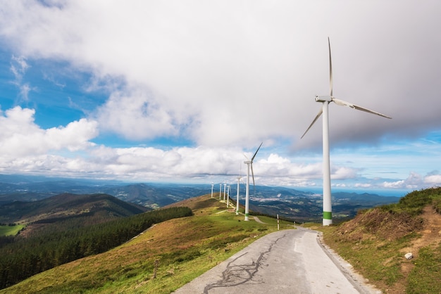 Energia rinnovabile. Turbine eoliche, parco eolico nel paesaggio scenico del paese basco, Spagna.