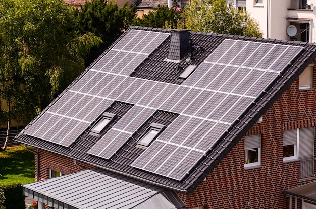 Energia Rinnovabile Verde con Pannelli Fotovoltaici sul Tetto.