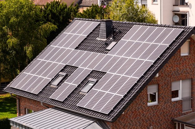 Energia Rinnovabile Verde con Pannelli Fotovoltaici sul Tetto.