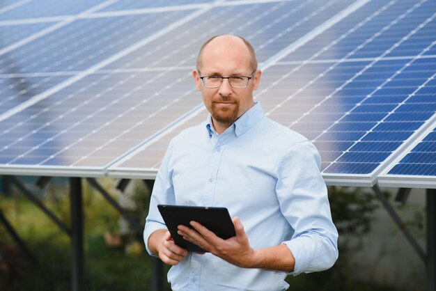 Energia solare Giovane uomo d'affari vicino ai pannelli solari per le centrali elettriche