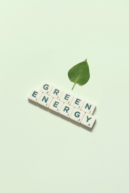 Energia verde formata da tessere scarabeo con foglia d'albero