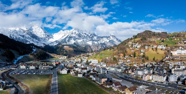 Engelberg, una località turistica delle Alpi svizzere, vanta cime innevate e una pittoresca città alpina