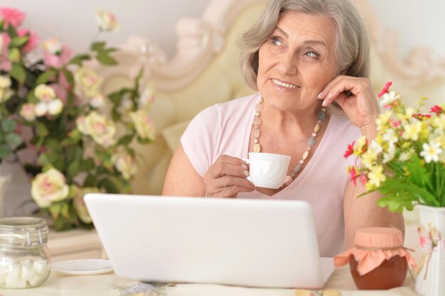 Enior donna che lavora con il computer portatile