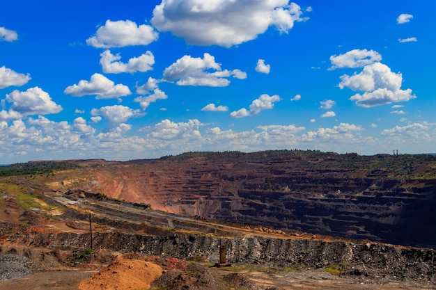 Enorme cava di minerale di ferro con autocarri con cassone ribaltabile ed escavatori funzionanti a Kryvyi Rih Ucraina