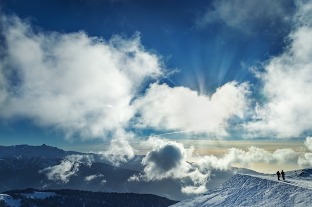 Enorme cielo nuvoloso e due piccole sagome di persone