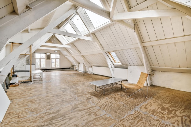 Enorme loft con soffitto alto e finestra