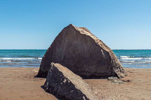 Enorme masso sulla spiaggia del mare