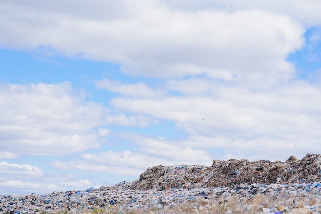 Enorme mucchio di immondizia in una discarica cittadina in una giornata uggiosa