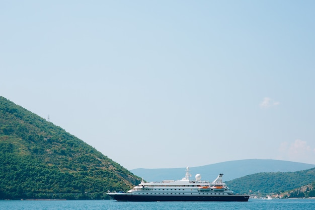 Enorme nave da crociera nella baia