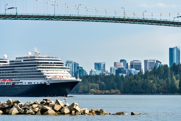 Enorme nave da crociera oceanica che passa sotto il famoso Lion Gates Bridge a Vancouver in Canada