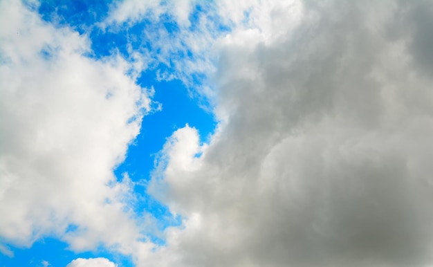 Enorme nuvola nel cielo blu