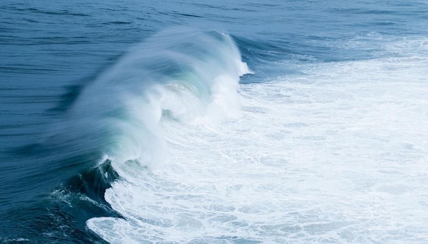 Enorme onda oceanica che si infrange a Nazare, in Portogallo