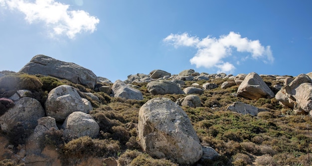 Enorme roccia granitica che circonda il villaggio di Volax nell'isola di Tinos Cicladi Grecia Giorno estivo cielo blu