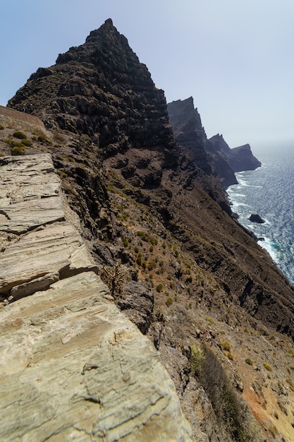 Enorme scogliera a picco sul mare, montagne imponenti sul mare, vista in elevazione del lontano orizzonte. Spagna. Europa,