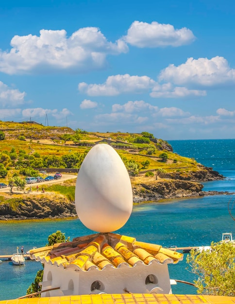 Enorme uovo bianco sul tetto della casa di Salvador Dali in Spagna