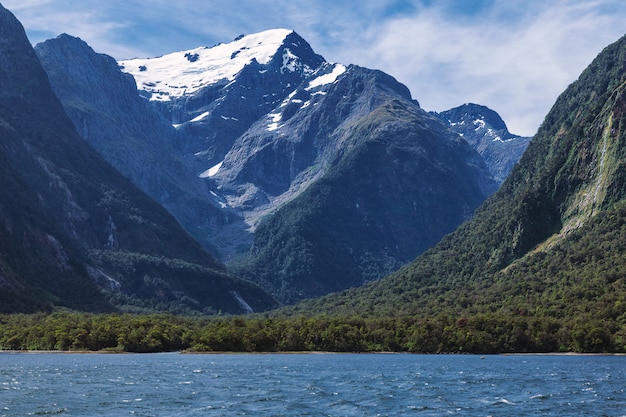 Enorme vista sulle montagne innevate da Milford Sound nell'isola del sud della Nuova Zelanda