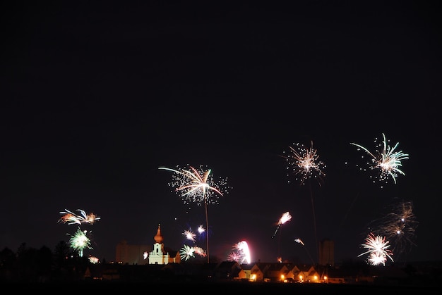 Enormi bellissimi fuochi d'artificio rumorosi colorati la vigilia di Capodanno