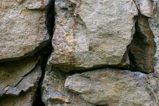 Enormi massi di granito. Frammento di roccia con ciottoli