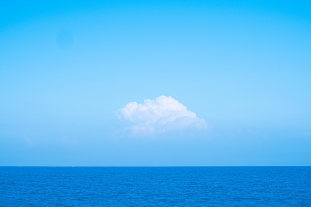 Enormi nuvole bianche e soffici sullo sfondo del cielo con sfondo azzurro del cielo sull'oceano