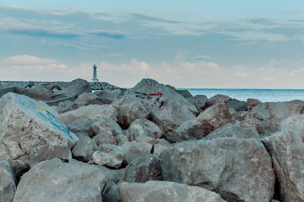 Enormi pietre sulla spiaggia