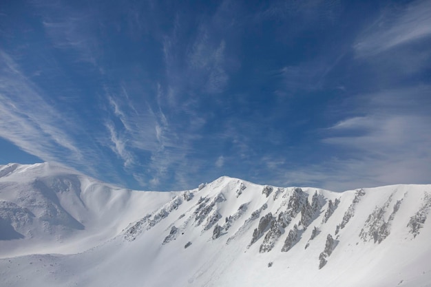 Enormi rocce mt Shpytsi ricoperte di neve bianca Montagne dei Carpazi