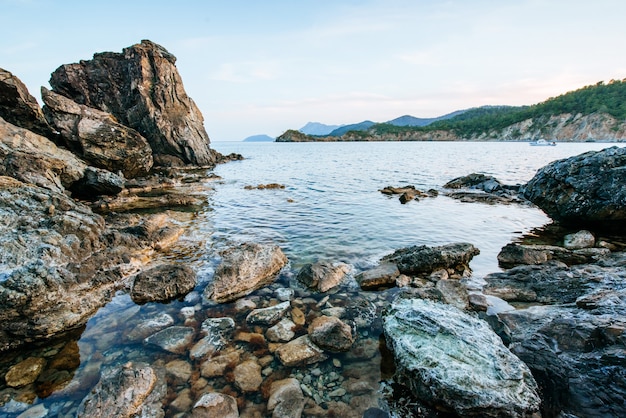 Enormi rocce, scogliere e rocce lungo la costa.