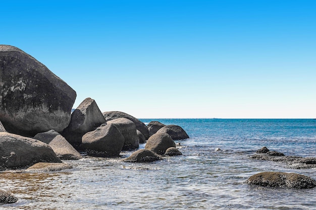 Enormi rocce sulla riva del Mar Cinese Meridionale nel parco finale del mondo Sanya Cina