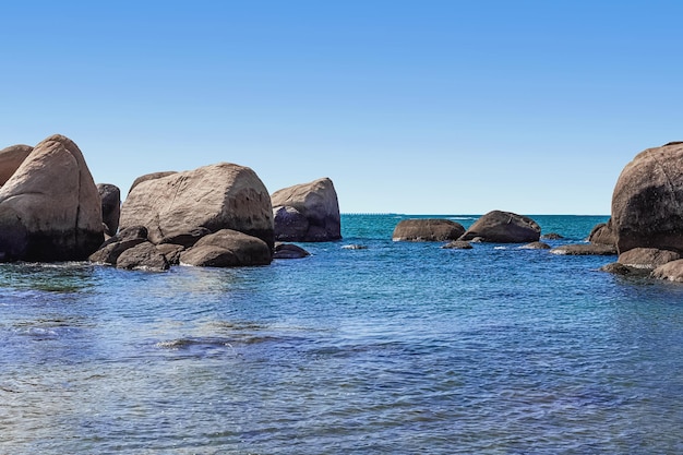 Enormi rocce sulla riva del Mar Cinese Meridionale nel parco finale del mondo Sanya Cina