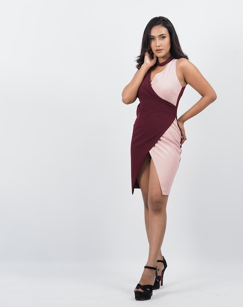 Ente completo della donna asiatica. La donna tailandese in uno stile moderno ed elegante si trova in uno studio bianco con una posa elegante e sicura di sé. Casting modello attore non protagonista attrice. Posa di fullbody della donna asiatica davanti alla macchina fotografica.