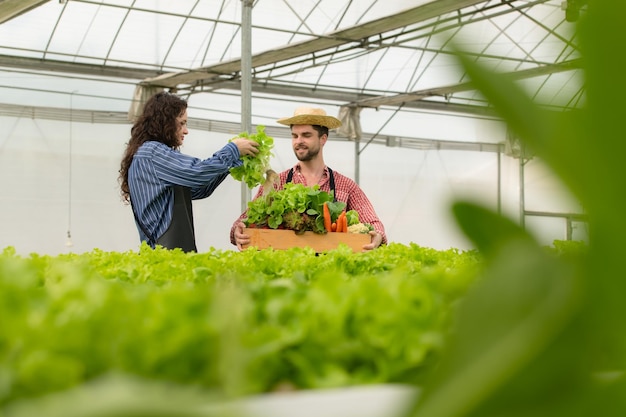 Entrambi i piccoli imprenditori hanno giardini di verdure biologiche che raccolgono verdure fresche per consegnare