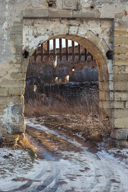 Entrata al portone del castello di Staroselskiy in Stary Selo, regione di Lviv, Ucraina.