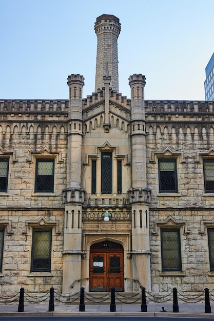 Entrata anteriore del vecchio storico e originale edificio delle opere idriche di Chicago con architettura di castello