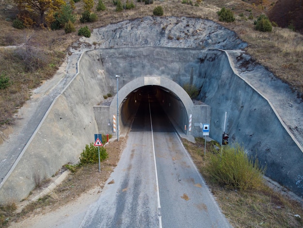 Entrata del tunnel stradale Dirigendosi attraverso la montagna sulla strada