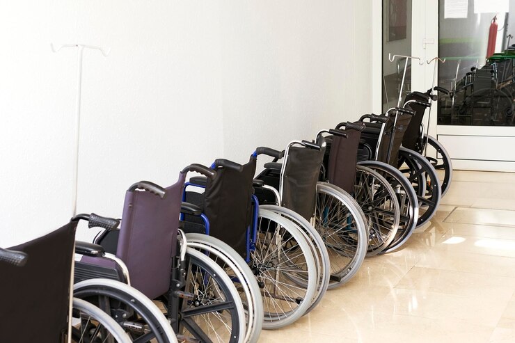 Foto entrata dell'ospedale con sedie a rotelle per disabili