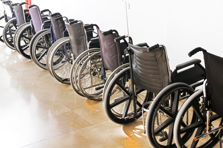 Foto entrata dell'ospedale con sedie a rotelle per disabili