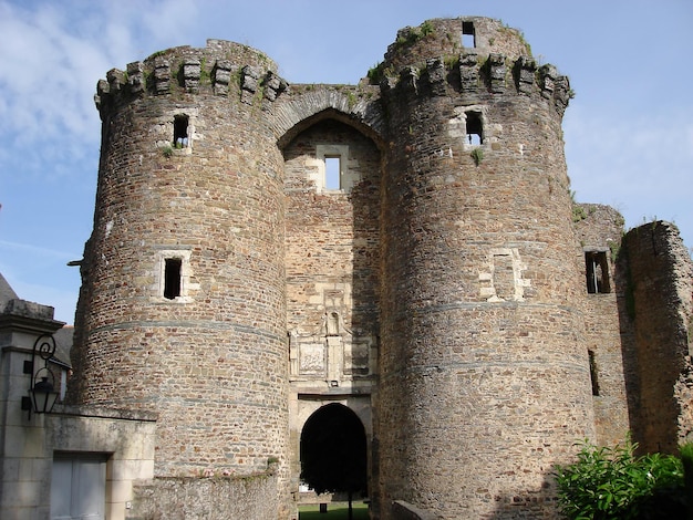 Entrata della torre gemella al castello di Chateaubriant, Brittany, Francia