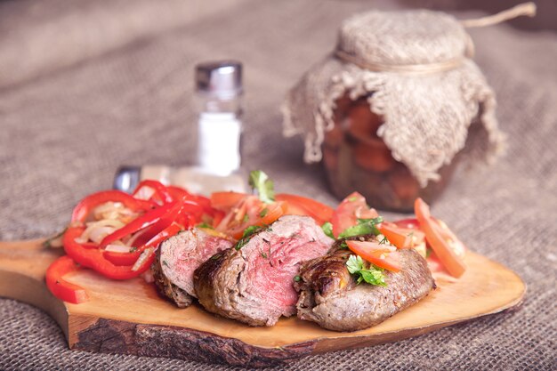 Entrecot con verdure su un tavolo di legno. Foto tonica