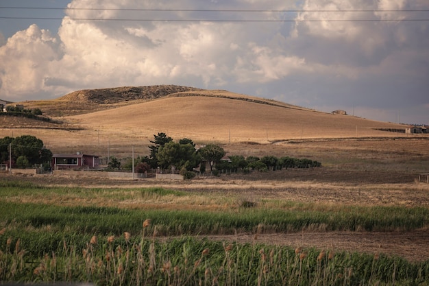 Entroterra siciliano in un paesaggio collinare nel periodo estivo