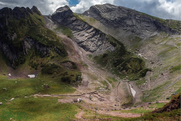 Epico paesaggio montano bellissimo terreno naturale nelle cime e nelle valli delle montagne