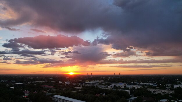 Epico tramonto con nuvole sopra la città di Almaty