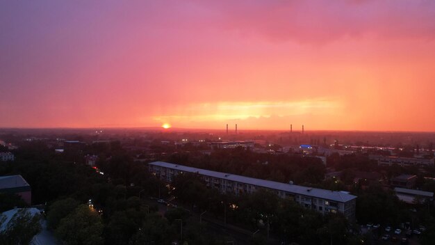 Epico tramonto con nuvole sopra la città di Almaty